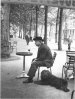 Photo de Robert Doisneau Jacques Prevert au guridon Paris 1955 avec un Barbet ???.